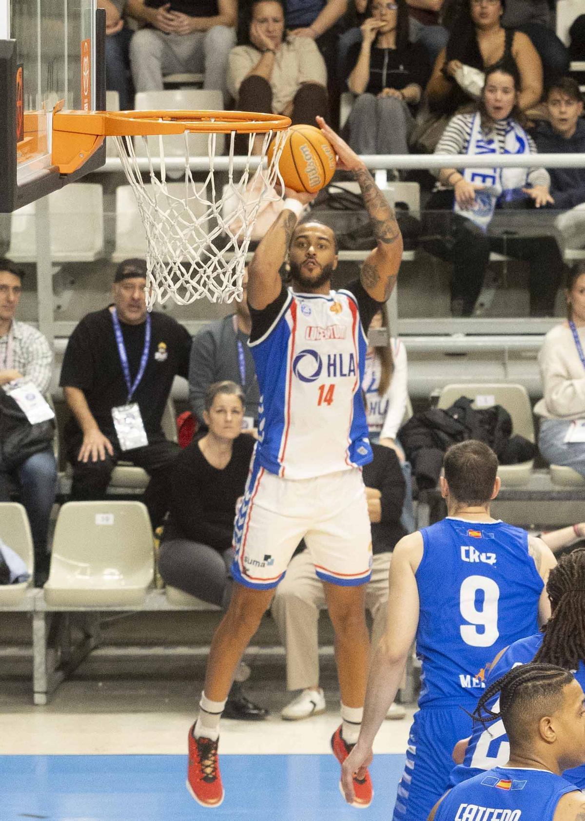 Tamba lanza un triple en el Pabellón Pedro Ferrándiz