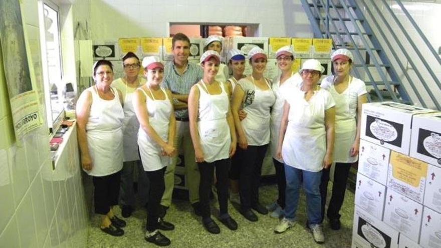 La mayor parte de la plantilla está integrada por mujeres del municipio, con una dilatada experiencia en la elaboración de este suculento manjar gastronómico.