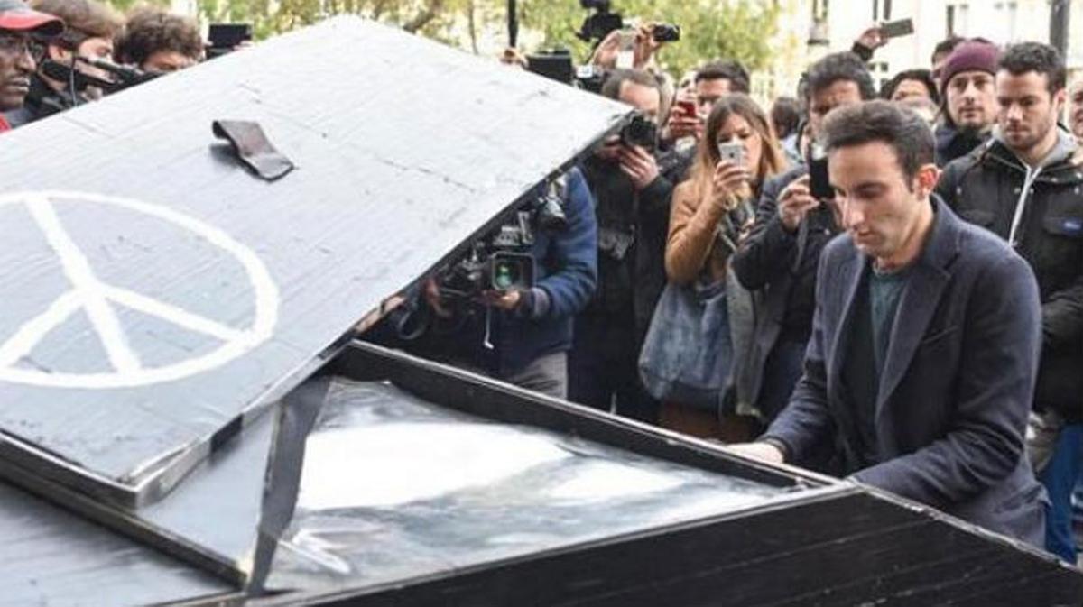 Un pianista toca els acords d’’Imagine’ de John Lennon per les víctimes de la massacre de París.