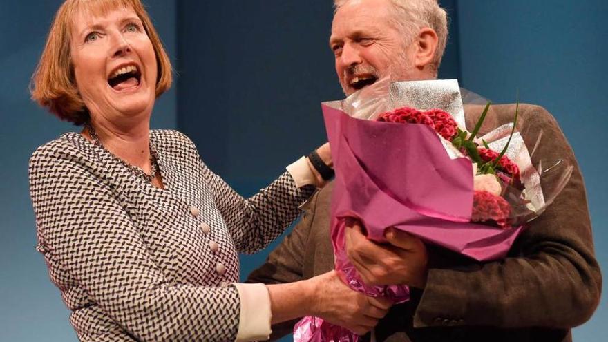 Corbyn entrega un ramo de flores a su antecesora, Harriet Harman.