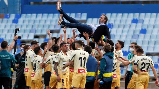 Los jugadores del Espanyol mantean a Vicente Moreno tras lograr el ascenso.