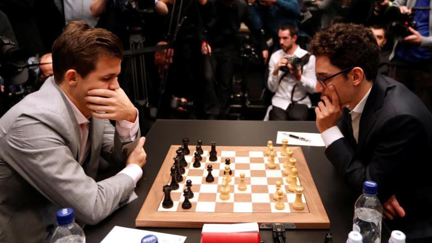 Magnus Carlsen (esquerra) i Fabiano Caruana.