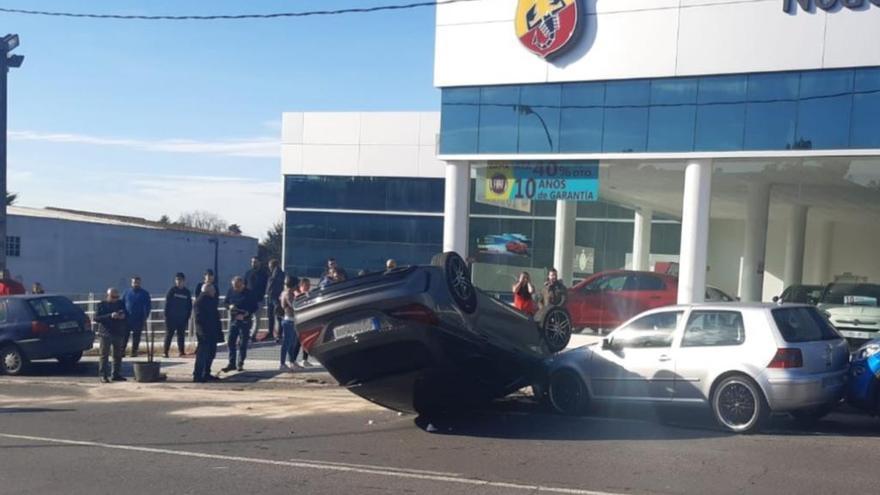 El vehículo volcado sobre el techo en la N-541.