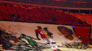 Tifo desplegado previo al partido de octavos de final entre Galatasaray y Liverpool, rindiendo homenaje a Victor Osimhen y su familia
