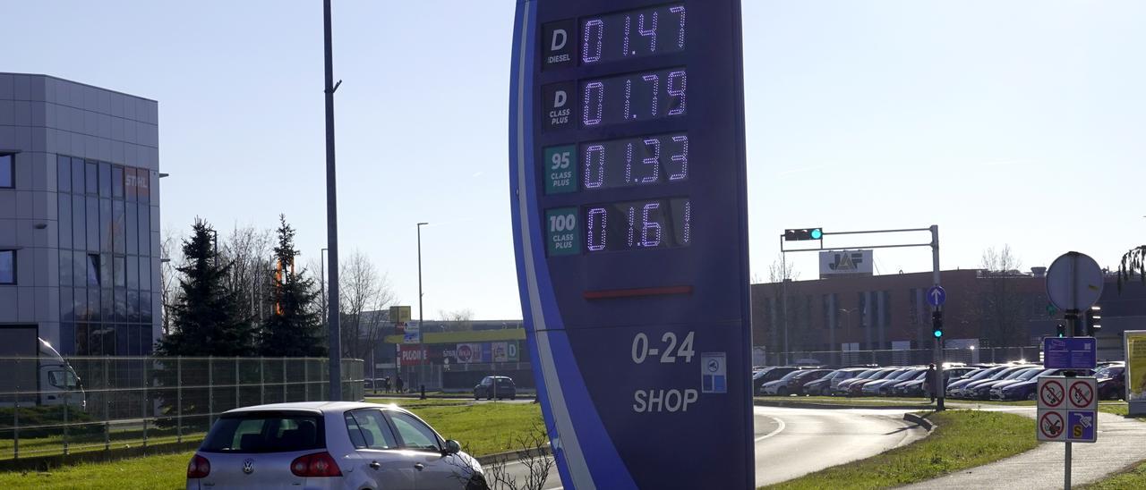 Una gasolinera en Zagreb muestra los precios de la gasolina en euros, este miércoles.