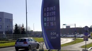 Una gasolinera en Zagreb muestra los precios de la gasolina en euros, este miércoles.