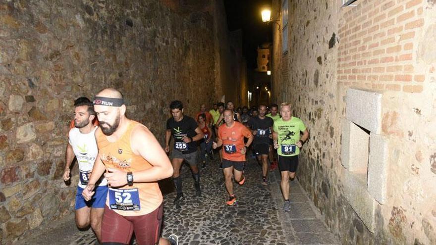 Medio millar de atletas recorren el casco antiguo en la Intramuros de El Periódico