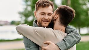 Dos hombres abrazándose