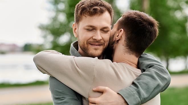 Dos hombres abrazándose