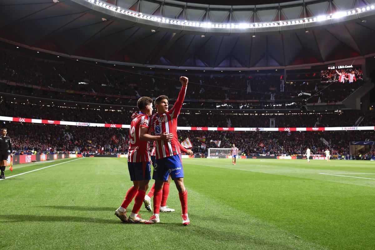 Julián y Giuliano, celebran un gol en el Metropolitano