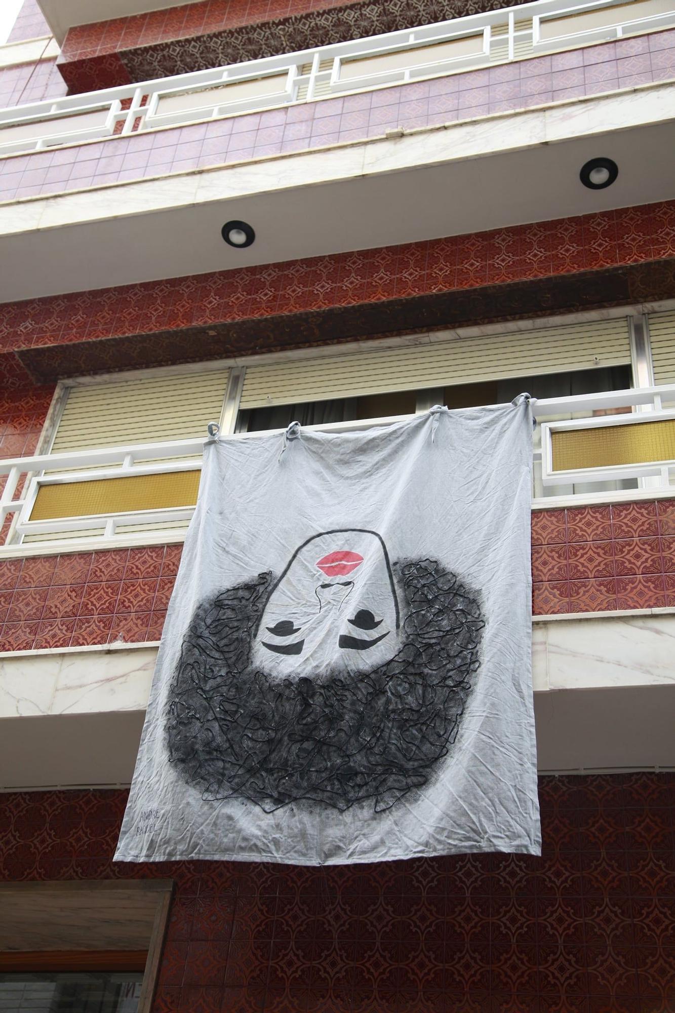 El feminismo   se reivindica   en los balcones   de Picanya