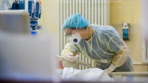 Els hospitals agafen aire al caure la incidència per la Covid 740 punts en un mes