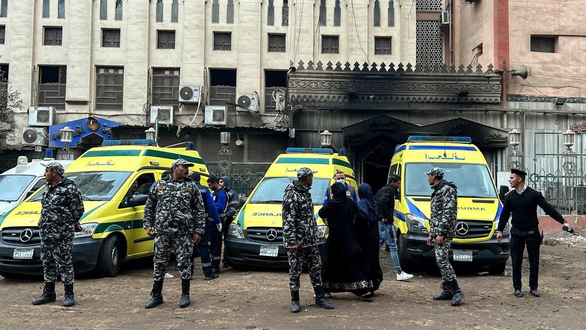 Personal de seguridad y ambulancias en el exterior de un hospital en el que se declaró un incendio en El Cairo, Egipto.