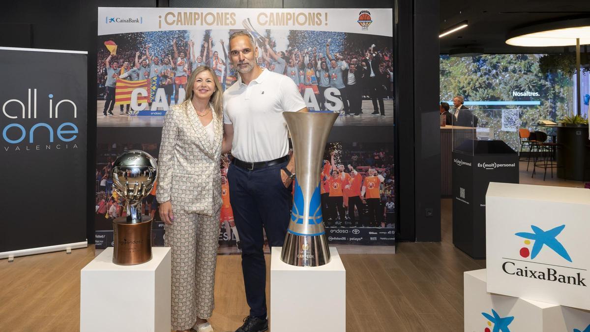 CaixaBank expone las Copas de la Liga Endesa femenina y masculina del Valencia Basket
