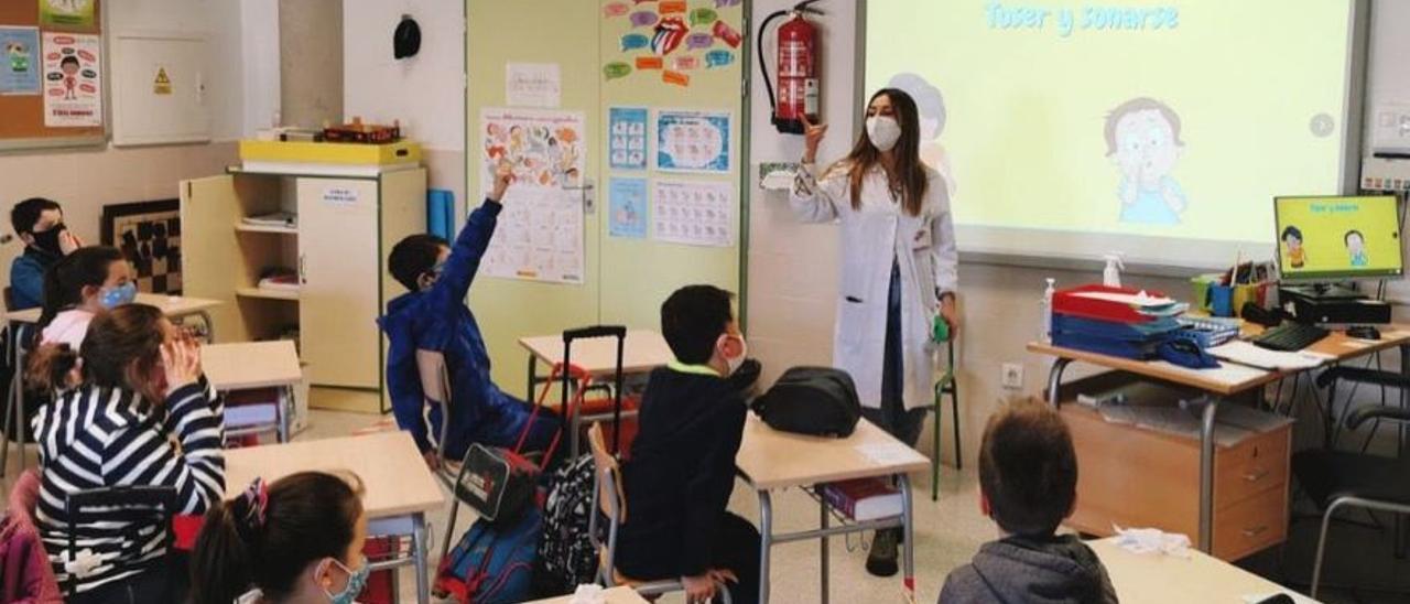 Una enfermera escolar explica pautas saludables a los alumnos.