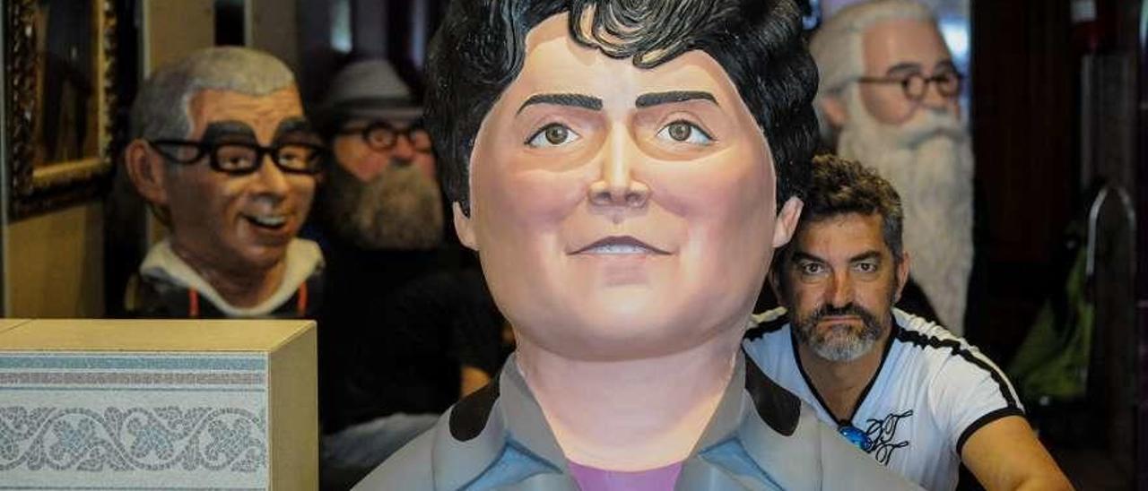 Juan Carlos Platis, con el busto de poliéster que esculpió de Rosalía de Castro. // Iñaki Abella