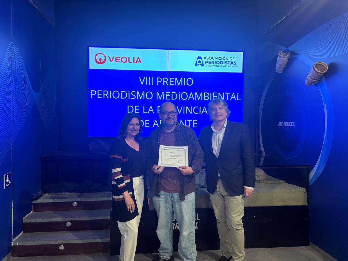 El premiado con la presidenta de la APPA y el director de comunicación de Veolia