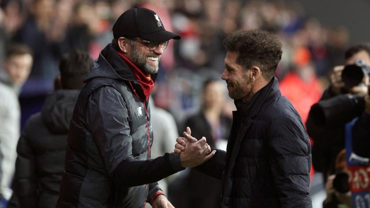 Klopp y Simeone se saludan antes del partido en el Wanda Metropolitano