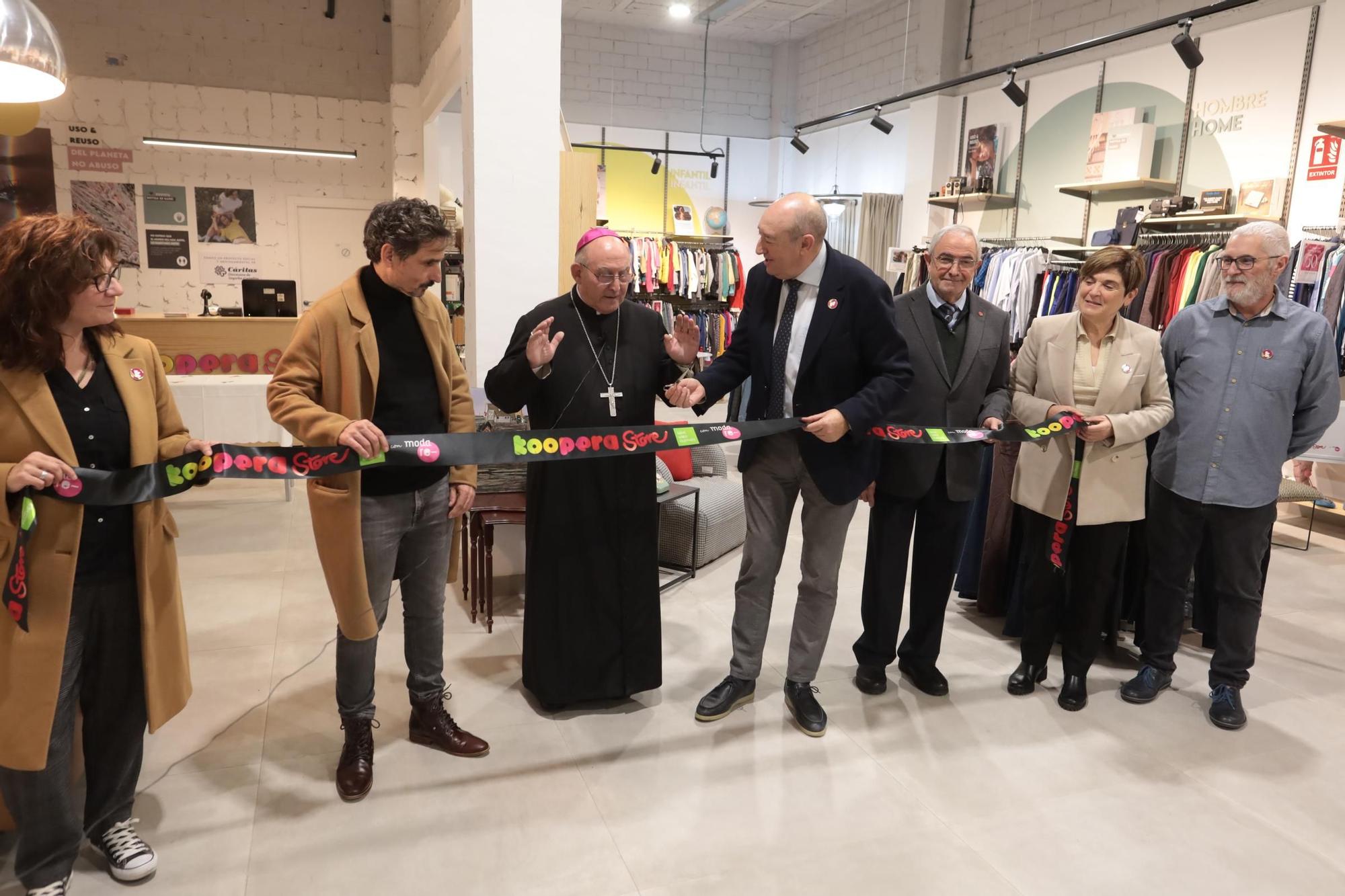 Las imágenes de la apertura de la tienda Koopera de Cáritas y Tots Units en Vila-real