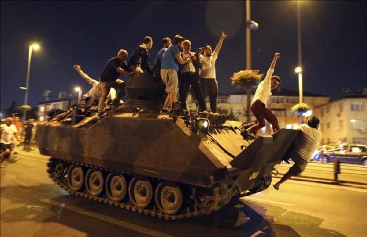 abertran34715366 istanbul  turkey   15 07 2016   people occupy a tank in ista160716132524