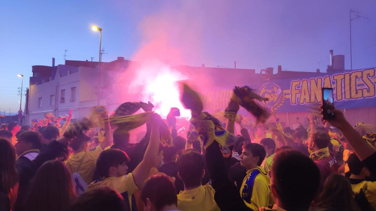 La afición del Villarreal lleva en volandas al equipo en la previa del crucial partido de Champions League