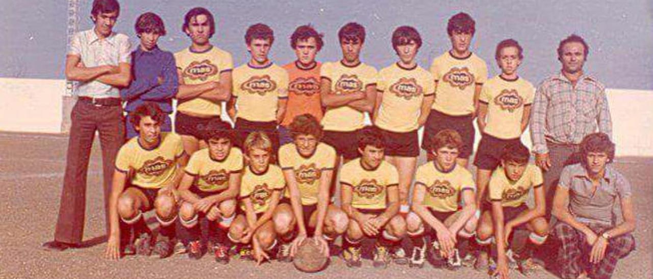 Una de las formaciones del Telde Atlético de 1975. De izquierda a derecha y de pie: Pepe Julio, Enrique Ojeda, Martel, Pedro Sánchez, Antonio, Ramón Loro, Carlos Blanca, Sergio Zurita, Junio Medina y Carmelo. Agachados: Miguel Fleitas, Fernando Castillo, Martel, Paco Andrés, Miguel, Luis el Rubio, Matías y Manolo. Su superioridad fue tan manifiesta que ganaron el campeonato de infantil con pleno de victorias, todas abultadas.