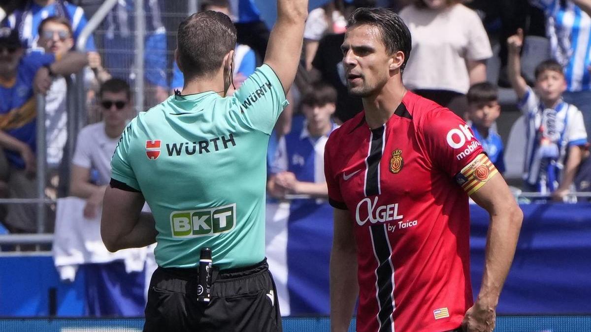 Martin Valjent ve la tarjeta durante el partido ante el Alavés.