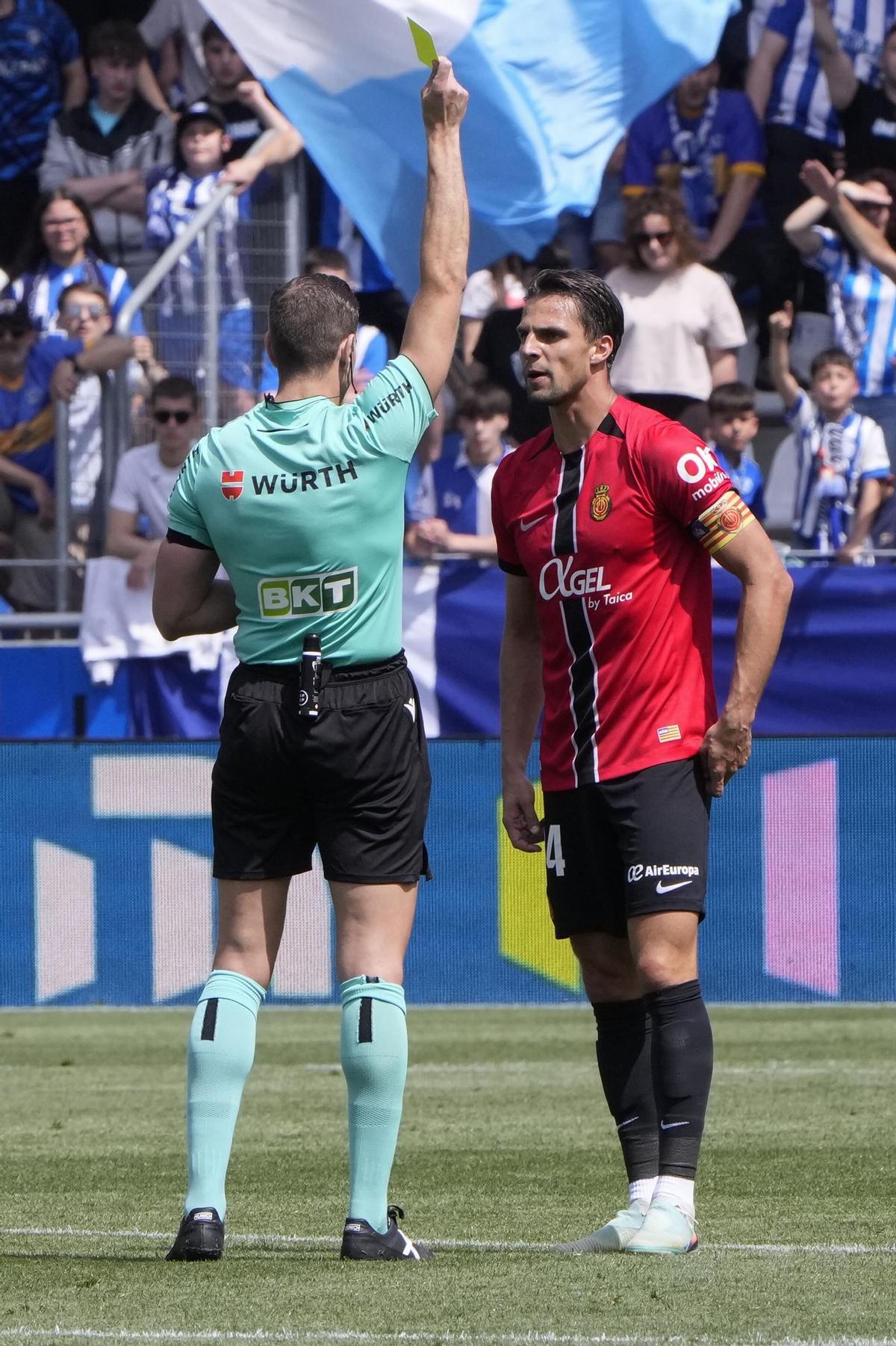 Martin Valjent ve la tarjeta durante el partido ante el Alavés.