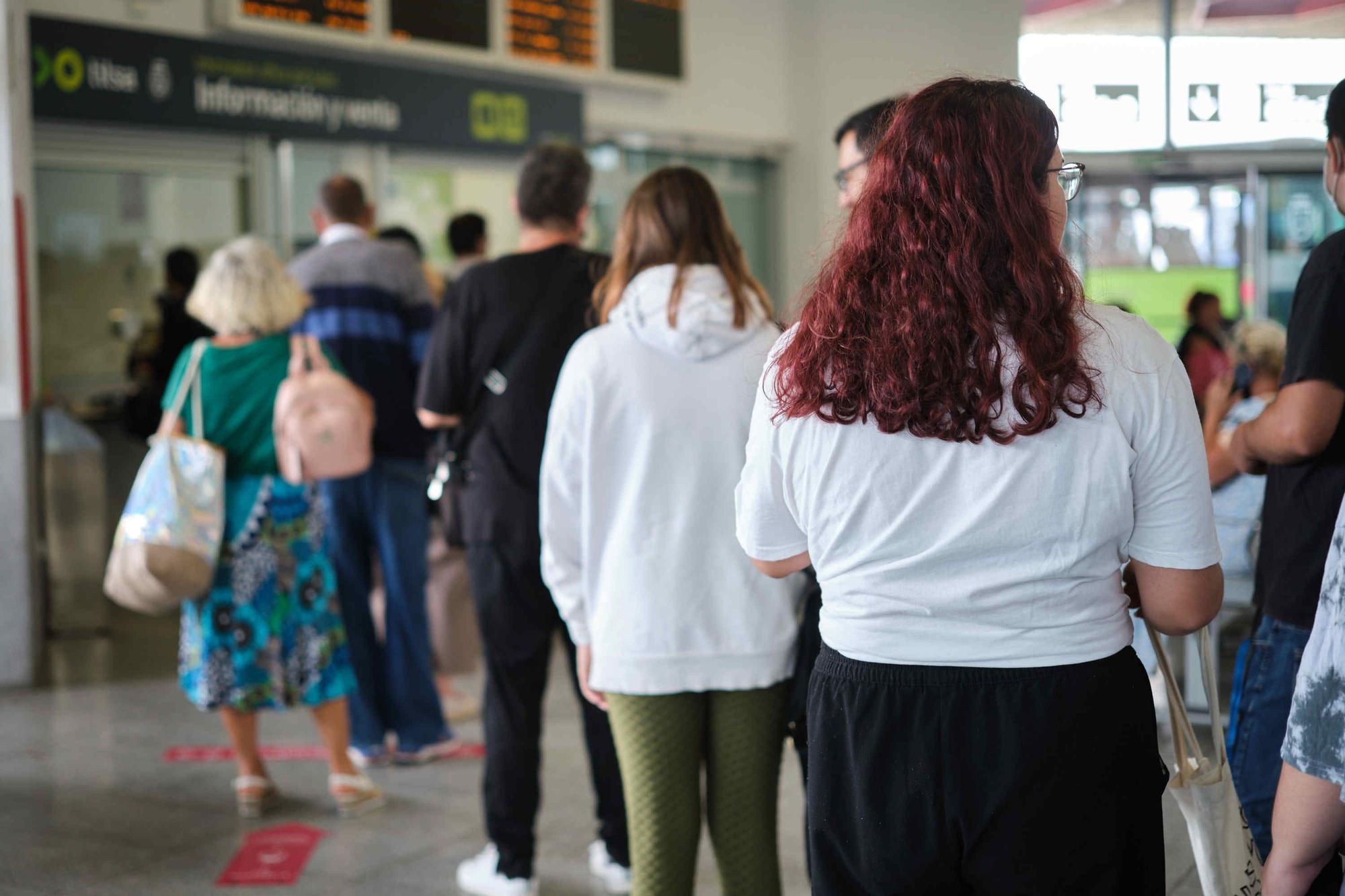 Primer día del bono de guagua y tranvía rebajado en Tenerife