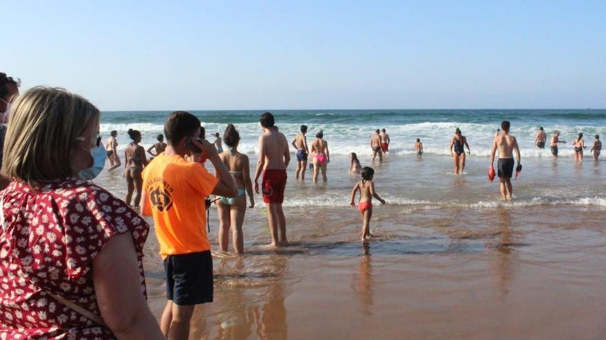 Los bañistas de Xivares, pendientes de la búsqueda.