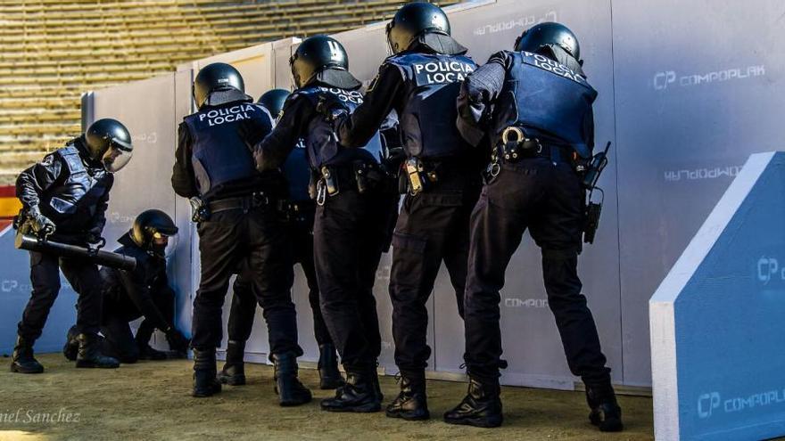 Un grupo de agentes de la Policía Local de Torrevieja durante una demostración