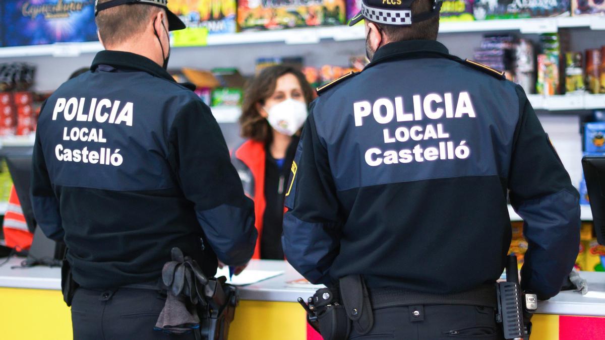 La Policía Local de Castelló en un establecimiento de venta de cohetes.