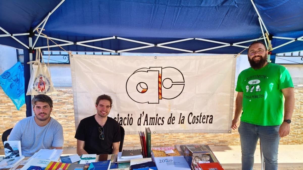 Integrantes de Amics de la Costera, en uno de los actos organizados por la asociación.
