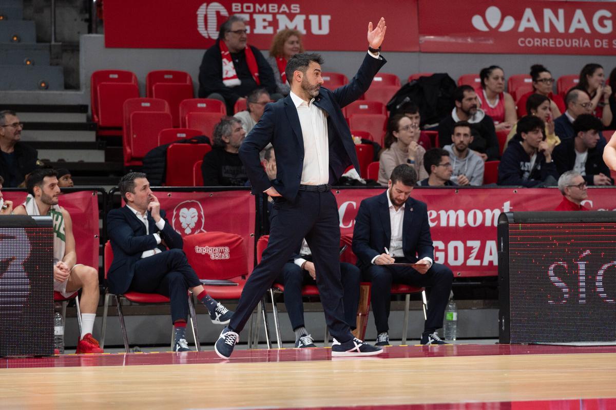 Jesús Ramírez, en el banquillo del Casademont dando instrucciones.