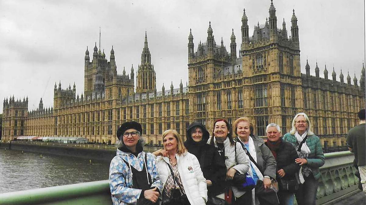 De izquierda a derecha, Cristal, Nanda, Marisa, Malena, Mari Carmen, Chelo y Cristina, frente al Palacio de Westminster.