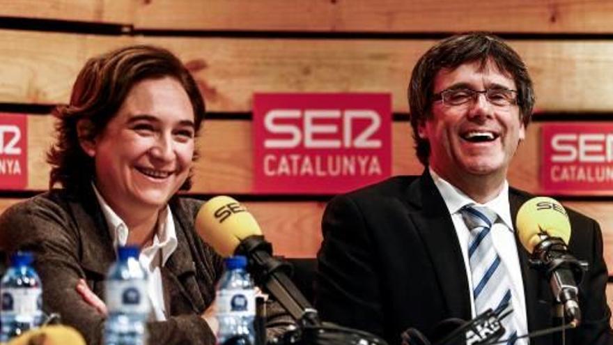 El president de la Generalitat, Carles Puigdemont, i l&#039;alcaldessa de Barcelona, Ada Colau, ahir al matí.