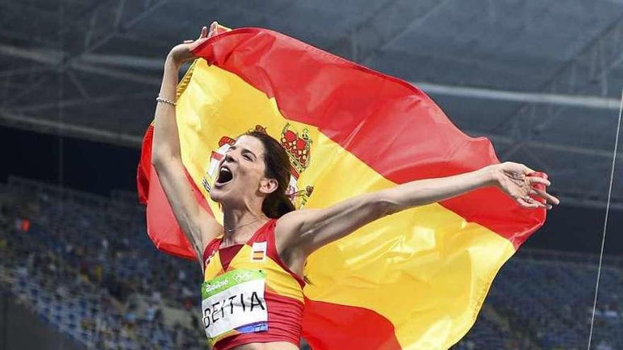 Ruth Beitia celebra la medalla de oro en Río de Janeiro.