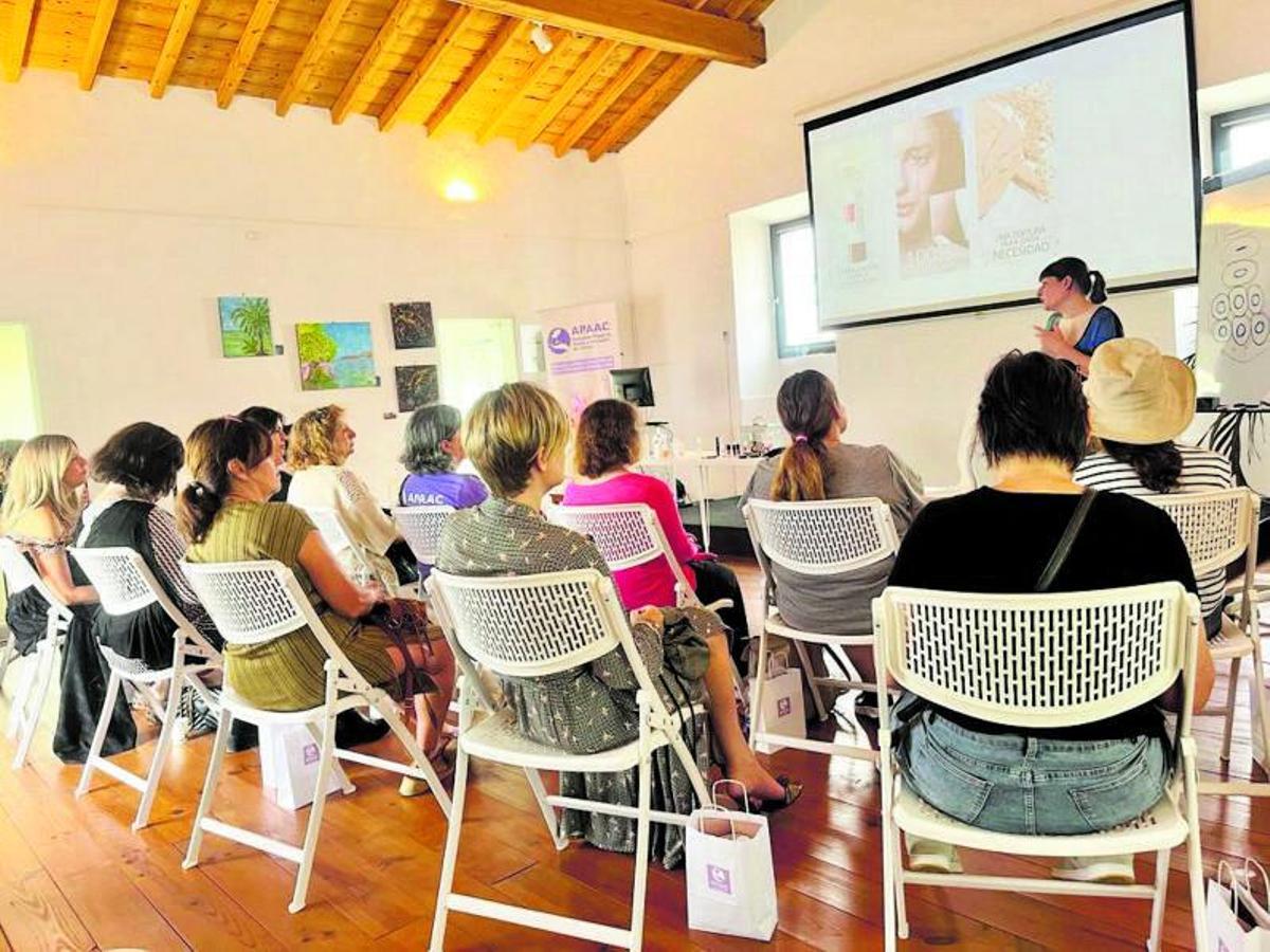 Voluntarias de Apaac en un puesto para concienciar sobre el cáncer de piel.