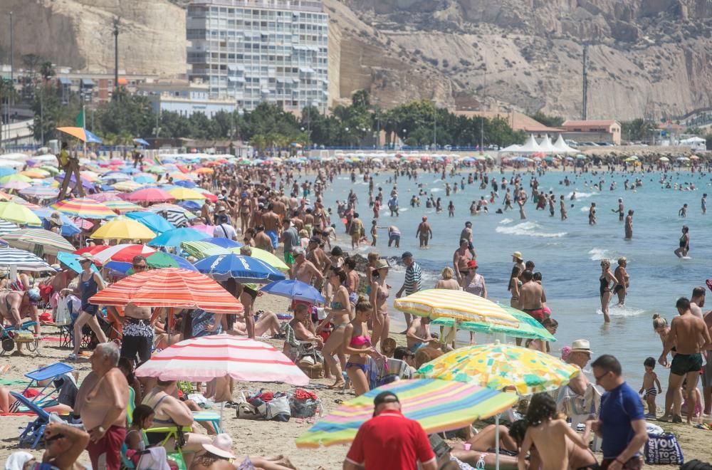 La playa del Postiguet abarrotada debido al buen tiempo