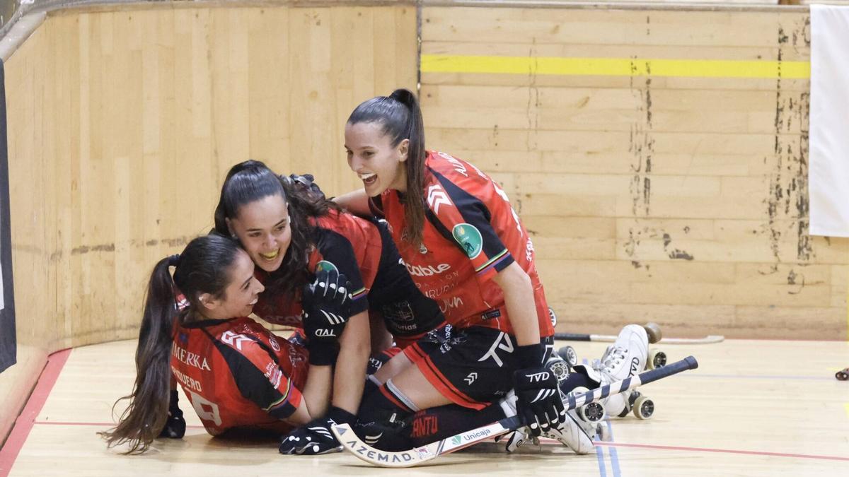 Las jugadoras del Telecable celebran un gol