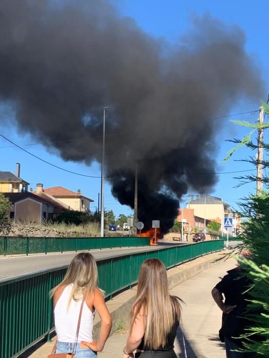 Incendio de un coche y una finca urbana en Mombuey