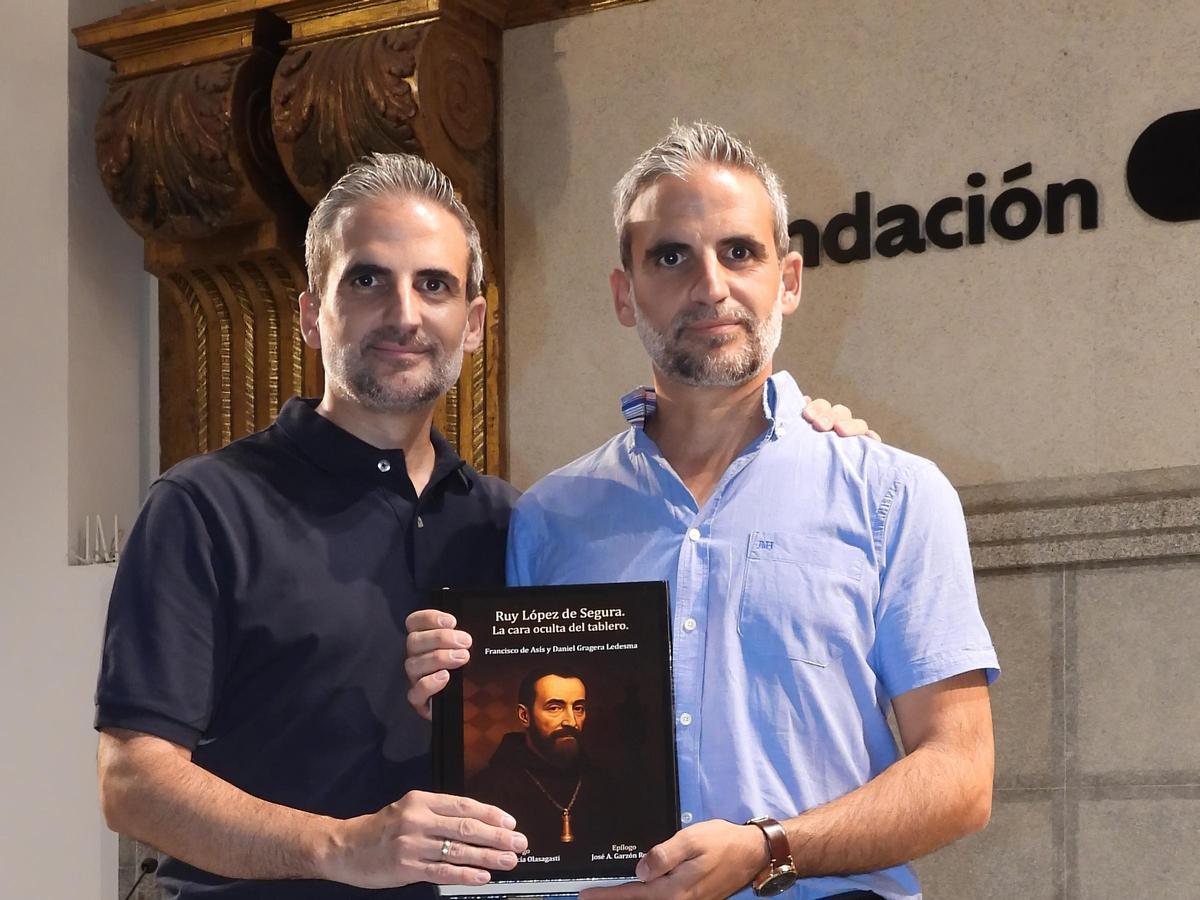 Posado de los hermanos Gragera con su libro