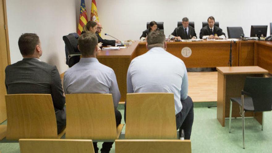 Los tres acusados esta mañana frente al tribunal