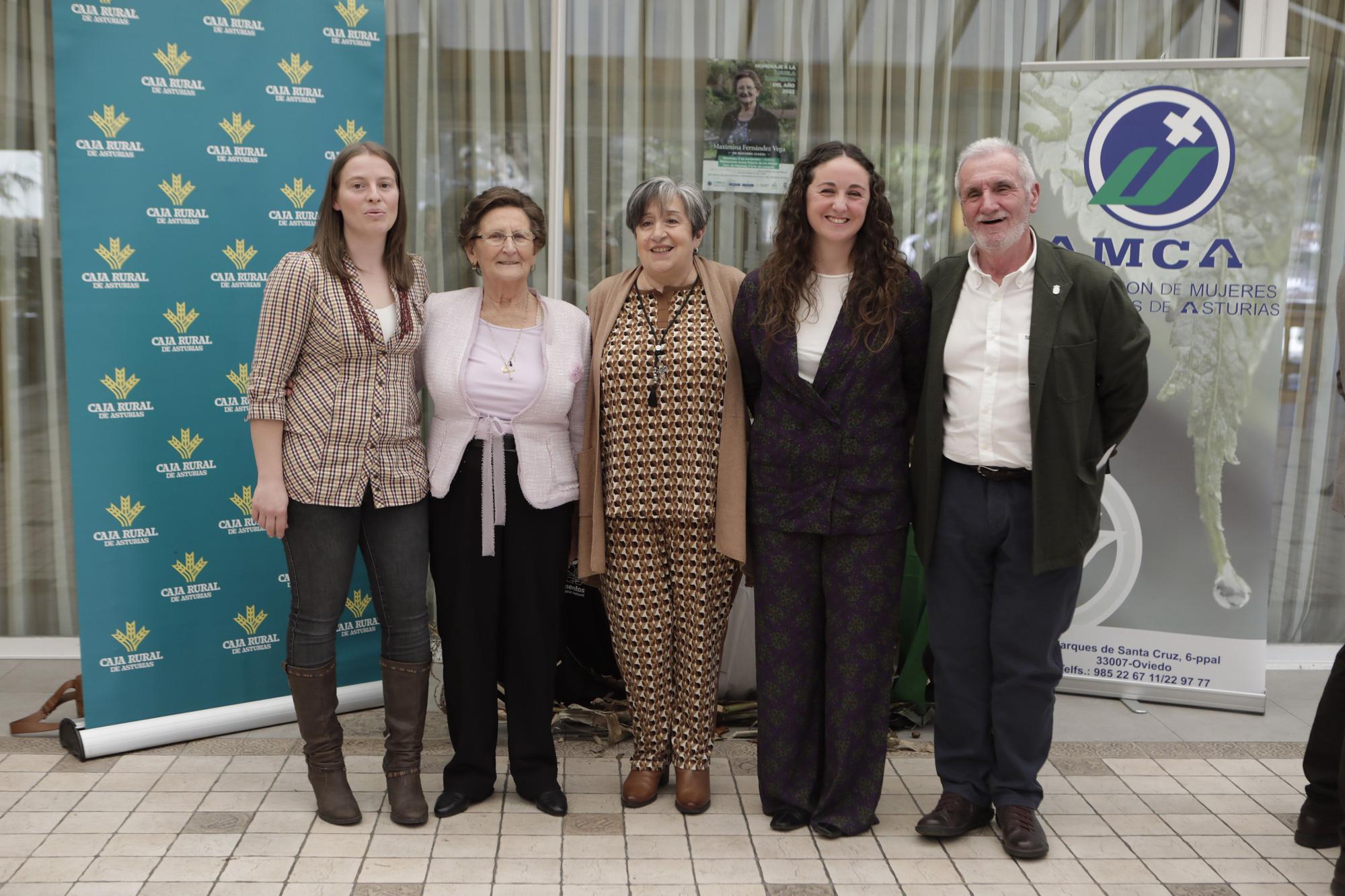 Entrega del premio "Abuela Campesina de Asturias" a la casina Maximina Fernández