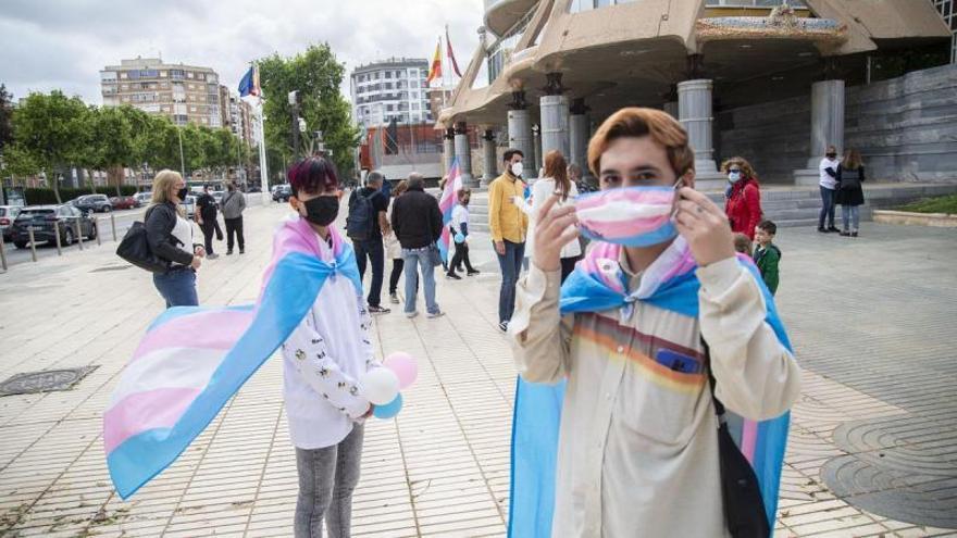 Concentración de la Plataforma LGTBI de la Región de Murcia a las puertas de la Asamblea Regional de Murcia, en Cartagena. | IVÁN URQUIZAR