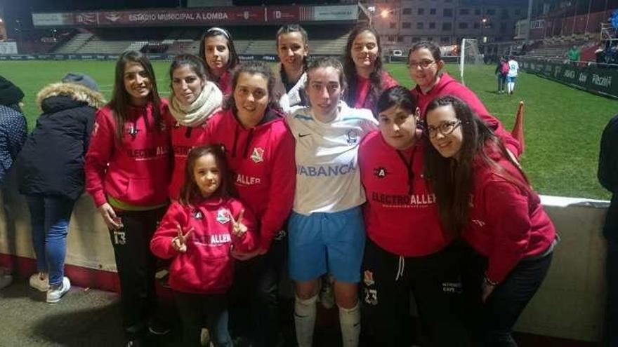 Souto posa con algunas de las jugadoras del Atlético Estrada.