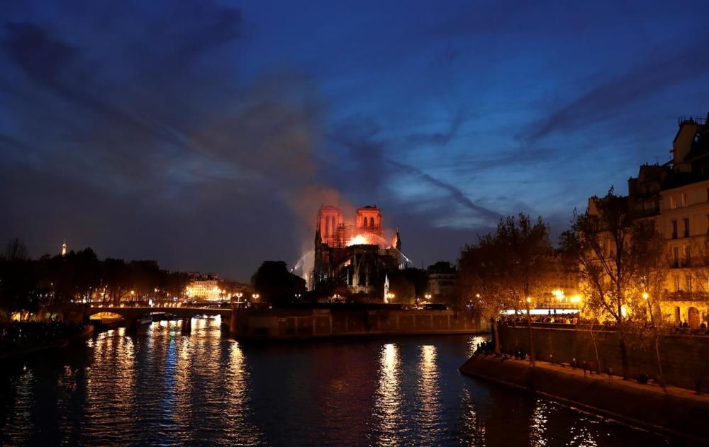 Un incendi crema Notre Dame de París