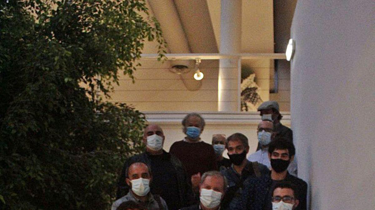 Foto de familia de los participantes en la muestra, con la alcaldesa de Gijón, Ana González, a la derecha.