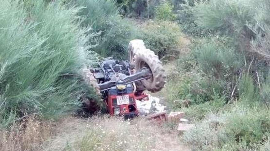 Dos hombres mueren aplastados por sus tractores en Ourense y Ponteceso