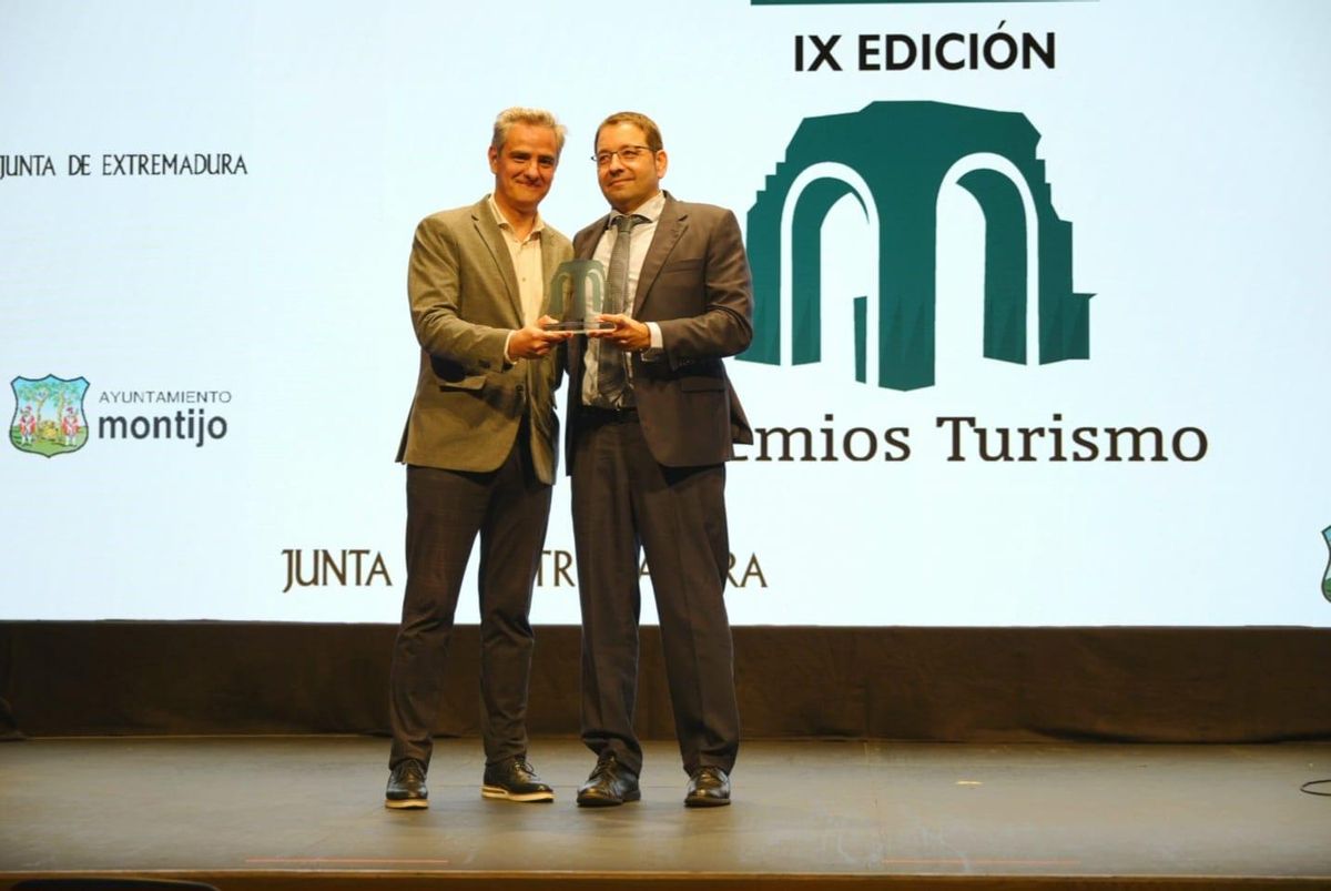 José María Montejo, Director Comercial Zona Centro de Prensa Ibérica, entrega el galardón a Roberto Sebastián , director de Grupo Hazana.